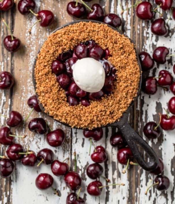 Postre circular con cerezas visto desde arriba