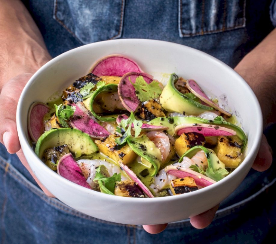 Persona sosteniendo un plato de vegetales