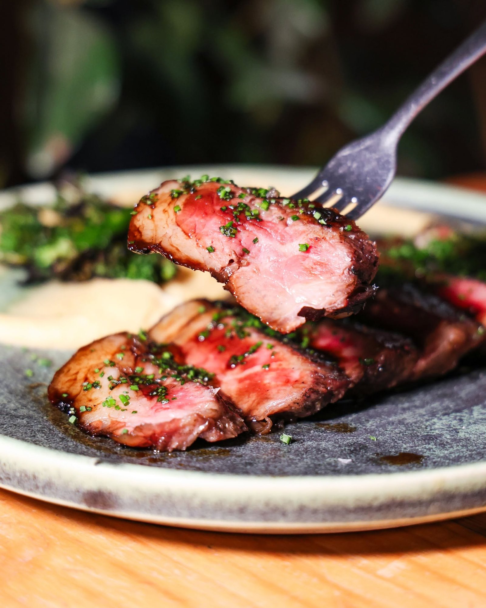 Corte de carne rebanado sobre una tabla oscura